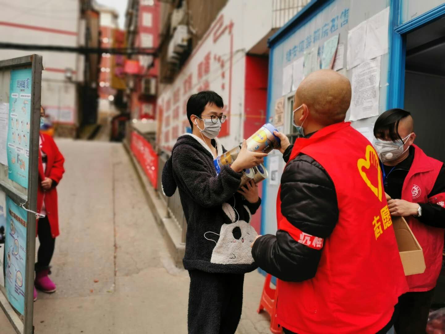 湖北-荊門公交集團-寧飛（社區(qū)義工服務(wù)，幫居民買奶粉）.jpg